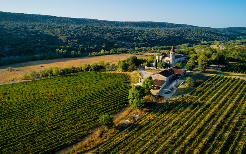 Vue du domaine et de la chapelle de Sauzet